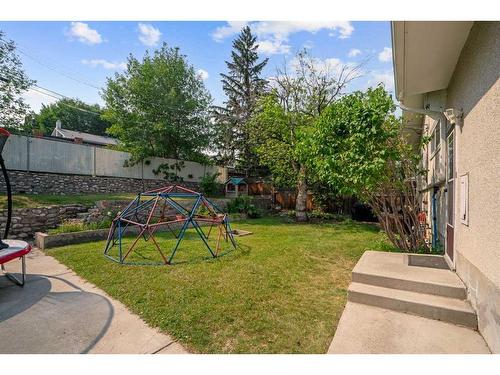 27 Sinclair Crescent Sw, Calgary, AB - Outdoor With Backyard