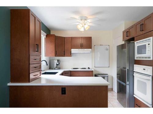 27 Sinclair Crescent Sw, Calgary, AB - Indoor Photo Showing Kitchen