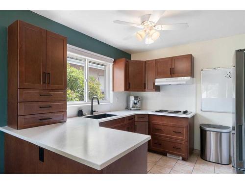 27 Sinclair Crescent Sw, Calgary, AB - Indoor Photo Showing Kitchen