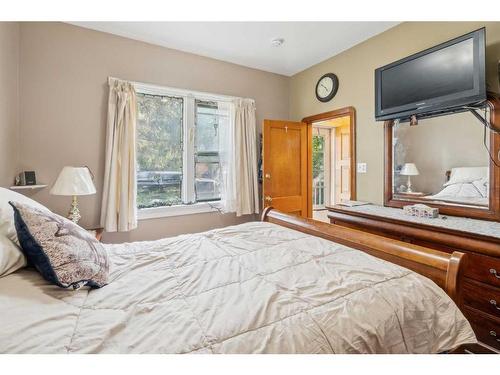 1604 16 Avenue Sw, Calgary, AB - Indoor Photo Showing Bedroom