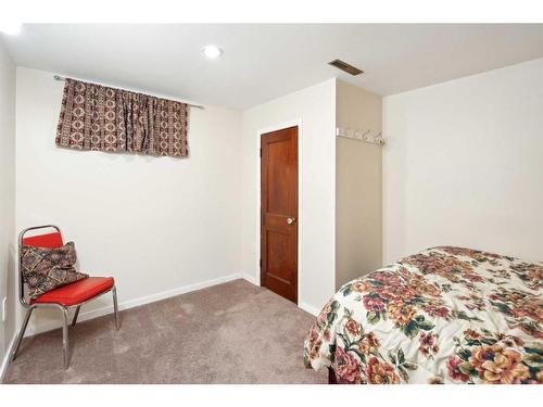 1604 16 Avenue Sw, Calgary, AB - Indoor Photo Showing Bedroom