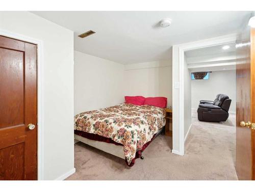 1604 16 Avenue Sw, Calgary, AB - Indoor Photo Showing Bedroom