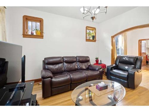 1604 16 Avenue Sw, Calgary, AB - Indoor Photo Showing Living Room