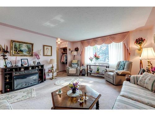 9519 2 Street Se, Calgary, AB - Indoor Photo Showing Living Room