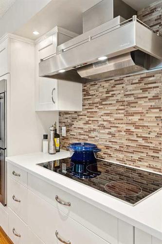 5715 20 Street Sw, Calgary, AB - Indoor Photo Showing Kitchen