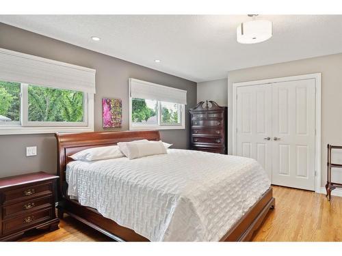 5715 20 Street Sw, Calgary, AB - Indoor Photo Showing Bedroom