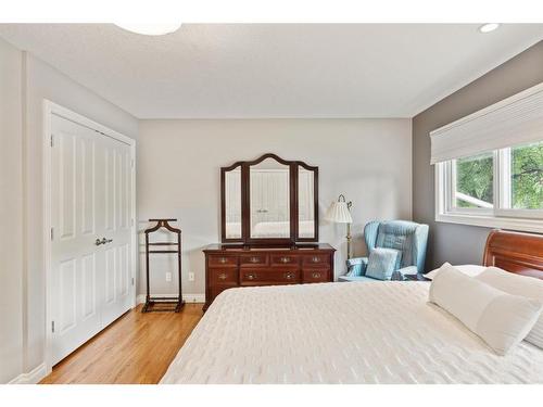 5715 20 Street Sw, Calgary, AB - Indoor Photo Showing Bedroom