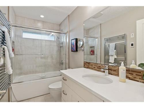 5715 20 Street Sw, Calgary, AB - Indoor Photo Showing Bathroom