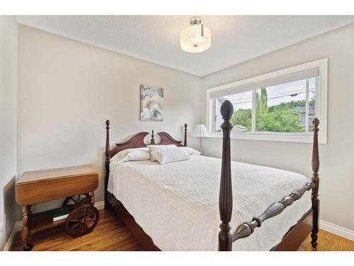 5715 20 Street Sw, Calgary, AB - Indoor Photo Showing Bedroom