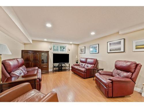 5715 20 Street Sw, Calgary, AB - Indoor Photo Showing Living Room