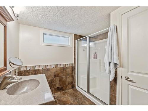 5715 20 Street Sw, Calgary, AB - Indoor Photo Showing Bathroom