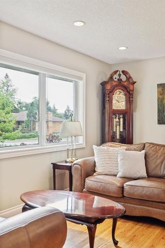 5715 20 Street Sw, Calgary, AB - Indoor Photo Showing Living Room