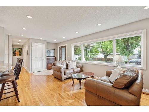 5715 20 Street Sw, Calgary, AB - Indoor Photo Showing Living Room