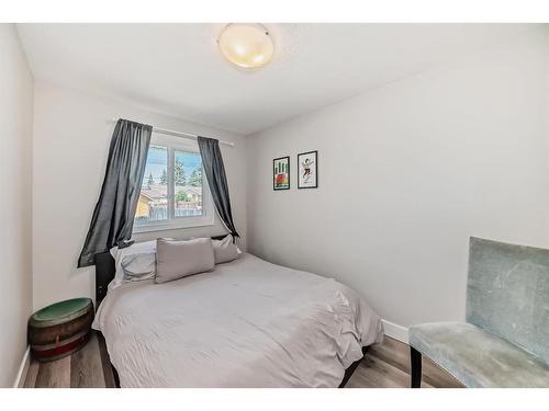 8932 33 Avenue Nw, Calgary, AB - Indoor Photo Showing Bedroom