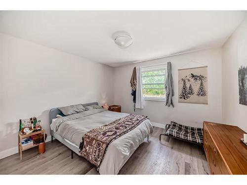 8932 33 Avenue Nw, Calgary, AB - Indoor Photo Showing Bedroom