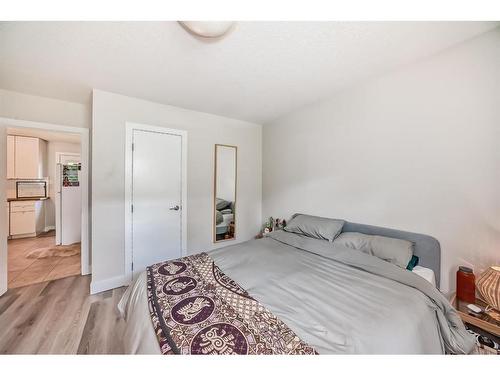 8932 33 Avenue Nw, Calgary, AB - Indoor Photo Showing Bedroom