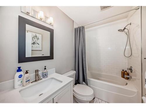 8932 33 Avenue Nw, Calgary, AB - Indoor Photo Showing Bathroom