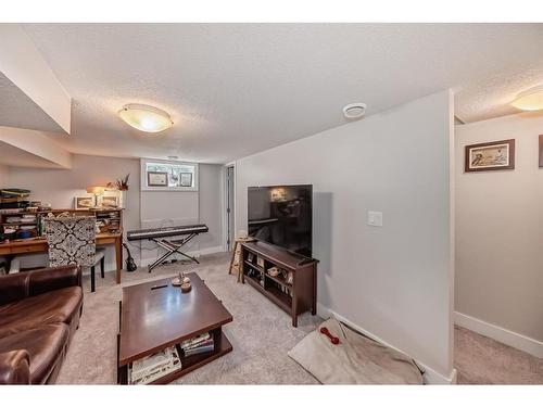 8932 33 Avenue Nw, Calgary, AB - Indoor Photo Showing Living Room