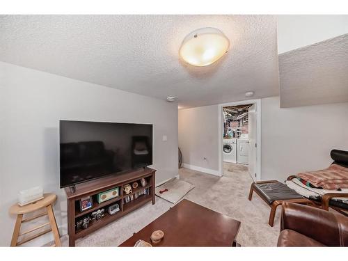 8932 33 Avenue Nw, Calgary, AB - Indoor Photo Showing Living Room