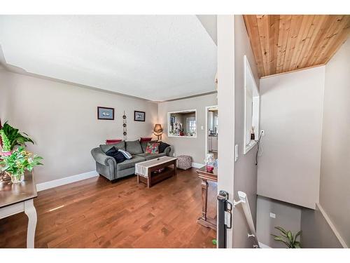 8932 33 Avenue Nw, Calgary, AB - Indoor