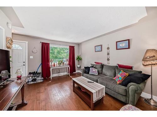 8932 33 Avenue Nw, Calgary, AB - Indoor Photo Showing Living Room