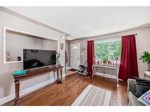 8932 33 Avenue Nw, Calgary, AB - Indoor Photo Showing Living Room