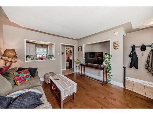 8932 33 Avenue Nw, Calgary, AB - Indoor Photo Showing Living Room