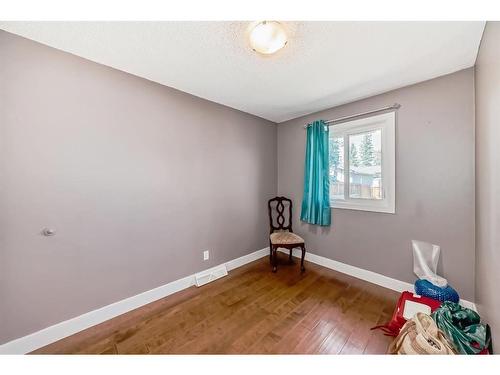 8932 33 Avenue Nw, Calgary, AB - Indoor Photo Showing Other Room