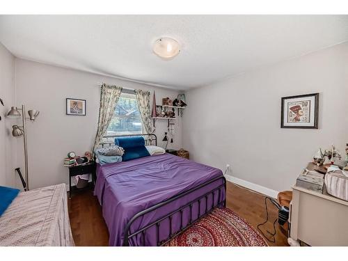 8932 33 Avenue Nw, Calgary, AB - Indoor Photo Showing Bedroom