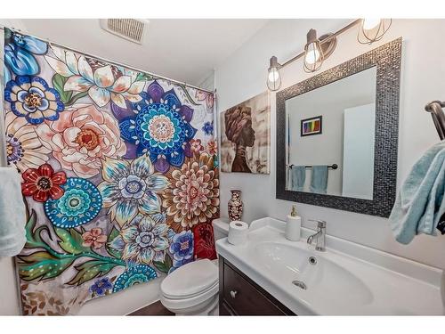 8932 33 Avenue Nw, Calgary, AB - Indoor Photo Showing Bathroom