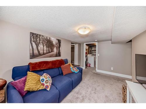 8932 33 Avenue Nw, Calgary, AB - Indoor Photo Showing Living Room