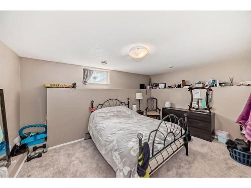 8932 33 Avenue Nw, Calgary, AB - Indoor Photo Showing Bedroom