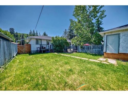 8932 33 Avenue Nw, Calgary, AB - Outdoor