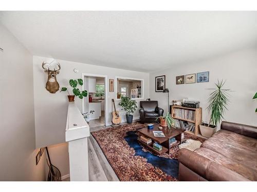 8932 33 Avenue Nw, Calgary, AB - Indoor Photo Showing Living Room