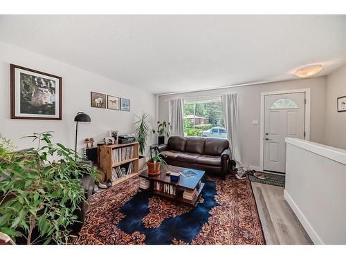 8932 33 Avenue Nw, Calgary, AB - Indoor Photo Showing Living Room