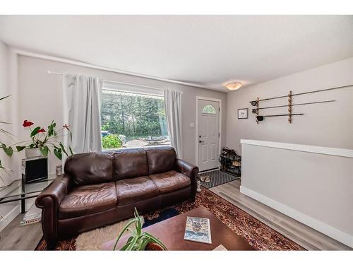 8932 33 Avenue Nw, Calgary, AB - Indoor Photo Showing Living Room