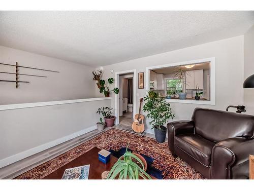 8932 33 Avenue Nw, Calgary, AB - Indoor Photo Showing Living Room