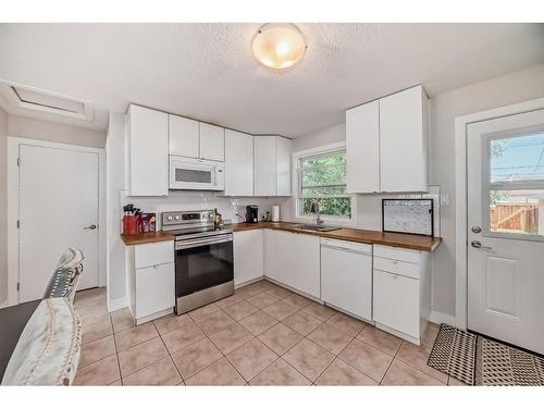 8932 33 Avenue Nw, Calgary, AB - Indoor Photo Showing Kitchen