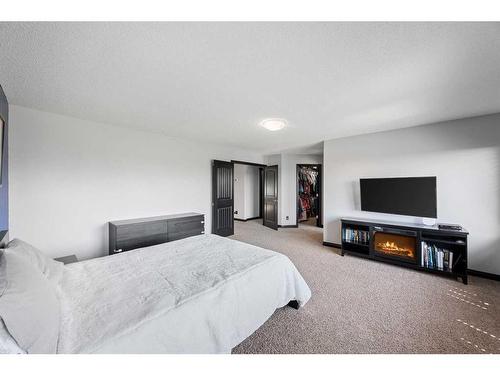 290 Kingsbury View Se, Airdrie, AB - Indoor Photo Showing Bedroom