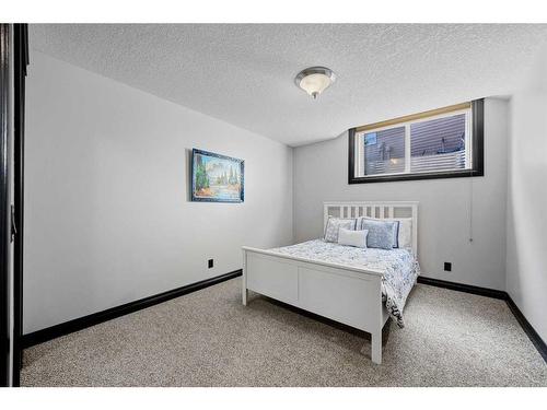 290 Kingsbury View Se, Airdrie, AB - Indoor Photo Showing Bedroom