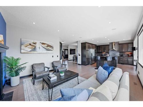 290 Kingsbury View Se, Airdrie, AB - Indoor Photo Showing Living Room