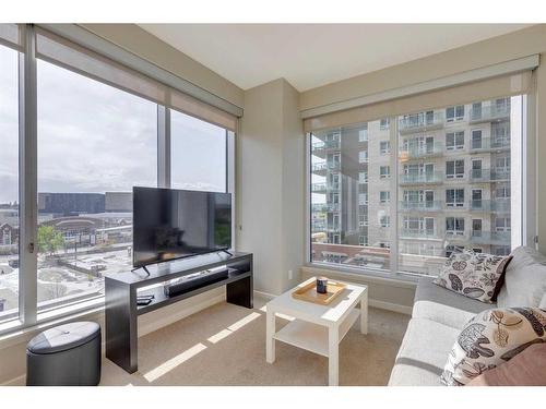 402-1320 1 Street Se, Calgary, AB - Indoor Photo Showing Living Room