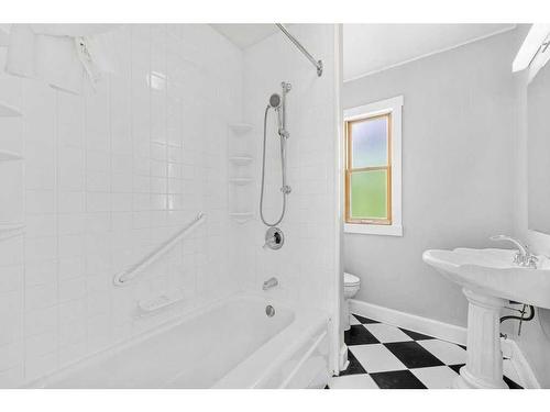 1814 3 Street Nw, Calgary, AB - Indoor Photo Showing Bathroom