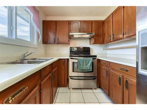 7 Doverglen Crescent Se, Calgary, AB - Indoor Photo Showing Kitchen With Double Sink