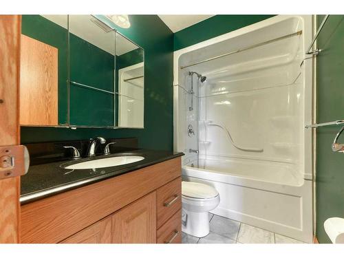 7 Doverglen Crescent Se, Calgary, AB - Indoor Photo Showing Bathroom
