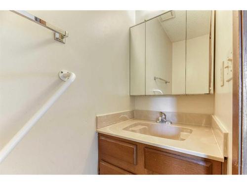 7 Doverglen Crescent Se, Calgary, AB - Indoor Photo Showing Bathroom