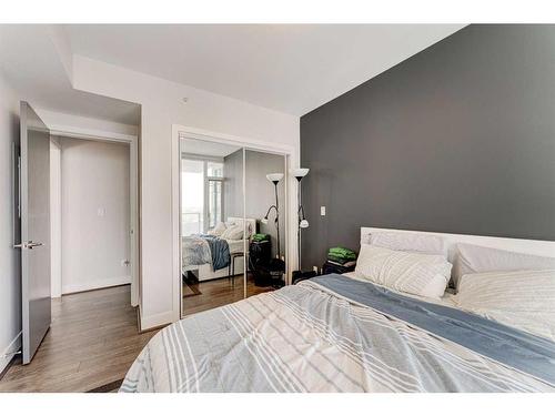 705-519 Riverfront Avenue Se, Calgary, AB - Indoor Photo Showing Bedroom