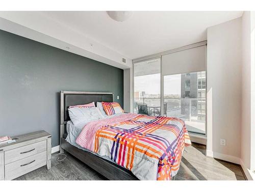 705-519 Riverfront Avenue Se, Calgary, AB - Indoor Photo Showing Bedroom