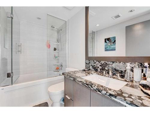 705-519 Riverfront Avenue Se, Calgary, AB - Indoor Photo Showing Bathroom