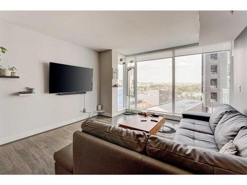 705-519 Riverfront Avenue Se, Calgary, AB - Indoor Photo Showing Living Room